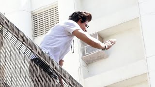 Shahrukh Khan Waves His Fans Outside Mannat | Eid 2023