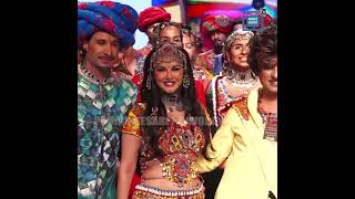 Showstopper बन Ramp उतरी Sunny Leone, Rohit Verma’s के Banjaran ऑउटफिट में आयी नज़र