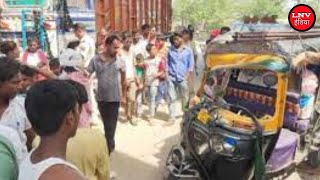 रेलवे स्टेशन के सामने  बेकाबू हुआ ट्रक,दो बालिकाओं को मारी ठोकर - Gonda News