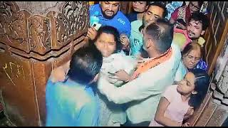 ओंकारेश्वर मंदिर गर्भगृह में सुरक्षाकर्मी की धक्का-मुक्की पर भड़के श्रद्धालु, Viral  @TezNewsTv