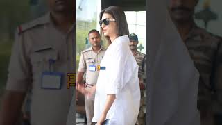 Kriti Sanon Sara Ali Khan And Vicky Kaushal Spotted At Mumbai Airport