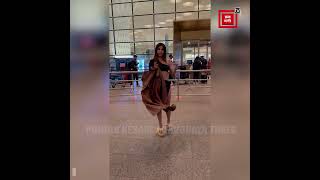 Actress ने Airport पर उतारे कपड़े ! लोग बोले 'Urfi Lite'