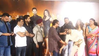 Kapil Sharma Touches Aamir Khan Feet As A Mark of Respect, What A Humble Person Kapil Is!