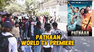 Pathaan World TV Premiere | Shahrukh Khan's Fans Outside Mannat | Grand Celebration