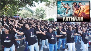 300 Fans Doing Shahrukh Khan's Signature Pose At Mannat | World TV Premiere Of Pathaan On Star Gold