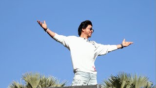 Shahrukh Khan Does A Signature Pose For Fans | | World TV Premiere Of Pathaan On Star Gold