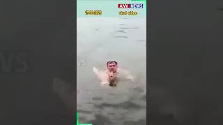 ऐसी तूफानी रिपोर्टिंग, बिपेरजाई पर अपडेट देते देते पानी में कूदा पाकिस्तानी रिपोर्टर