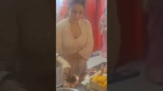 फिल्म अभिनेत्री सारा अली खान ने इंदौर खजराना मंदिर में पूजा के बाद महाकाल दर्शन के लिए उज्जैन पहुंची