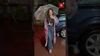 बारिश में छाता लेकर निकली Actress तो लोग बोले ये तो Sridevi का है