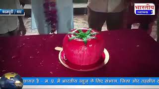 जन्मदिन पर टमाटर डिजाइन केक काट कर किया महगाई का विरोध, वीडियो सोशल मीडिया पर तेजी से हो रहा वायरल..