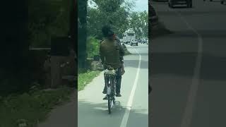 #ViralVideo cycle Par Baap-Beti Kashmir Mai