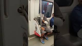 Mumbai Metro में सफर करते दिखा Bollywood Actor,  पहचानिए इस Actor को... || #youtubeshorts || #shorts