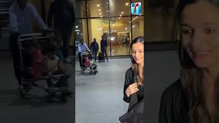 ముంబై ఎయిర్ పోర్టులో మ్యాచింగ్ డ్రెస్ లో అలియా రణ్ వీర్ జంట సందడి | Bollywood Couple | Top Telugu TV