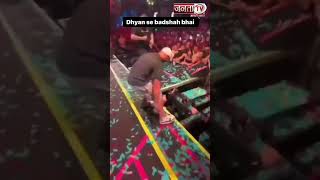 स्टेज पर परफॉर्मेंस के दौरान धड़ाम से गिर पड़े Badshah, देखिए Viral Video