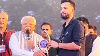 Haryana CM Manohar Lal Khattar Ji Ne Elvish Yadav Aur Elvish Army Ko Khud Di Bigg Boss Ki Trophy