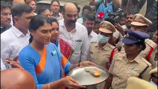 Ys Sharmila Gave Harthi to Police | పోలీసులకు హారతి ఇచ్చిన షర్మిల | @smedia