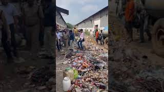 गांधी नगर स्थित गोदाम में शराब और बियर की बोतलों पर चला बुलडोजर | Bhopal | MP News | Wine and Beer