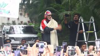 (SUNDAY DARSHAN) AMITABH BACHCHAN MEETS CRAZY FANS OUTSIDE JALSA BANGLOW IN JUHU