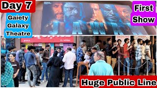 Jawan Movie Huge Public Line Day 7 First Show At Gaiety Galaxy Theatre In Mumbai