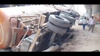 Truck overturned in a Pothole At Attapur Hyderabad | SACH NEWS |