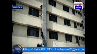 #रतलाम : मेडिकल कॉलेज की तीसरी मंजिल के गैलरी पर जा चढ़ी मानसिक रूप से बीमार महिला। #mp #ratlam