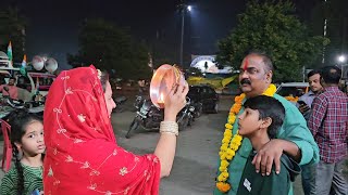 चुनावी जनसंपर्क में व्यस्त पति से करवा चौथ का व्रत खुलवाने कांग्रेस कार्यालय पहुंची पत्नी khandwa