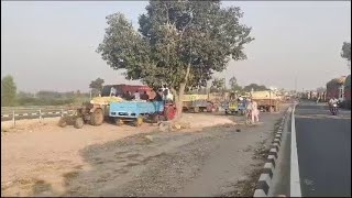 शामली के हरियाणा बॉर्डर पर धान के वाहनो का लगा जमावडा, पुल किया बंद