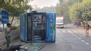 दिल्ली के रोहिणी सैक्टर-13 में DTC इलेक्ट्रिक बस पलट गई #aa_news DTC Bus, DTC Bus