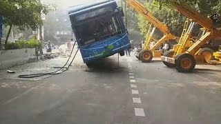 दिल्ली के रोहिणी में डीटीसी इलेक्ट्रिक बस पलट गई