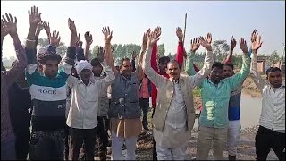 शामली के चौसाना में सडक निर्माण को लेकर ग्रामीणो ने किया प्रदर्शन
