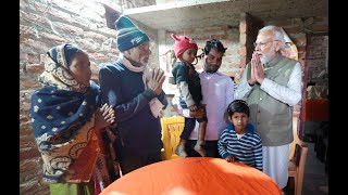 PM Shri Narendra Modi stops for tea at 10th crore Ujjwala Yojana beneficiary's home in Ayodhya