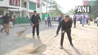 Bhopal में DGP- पुलिस कमिश्नर ने भी हाथों में थामी झाड़ू, स्वच्छता अभियान में हिस्सा लिया | MP News