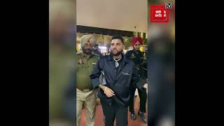 Full security के साथ Mumbai airport पर नजर आए Punjabi Singer #KaranAujla