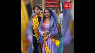 #SiddhiVinayak के दर्शन करने आई #ManishaRani  ने female fan के साथ ली सेल्फी