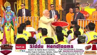 PM Modi showers flowers on 'Shramiks' who built the Ram Mandir in Ayodhya @AyodhyaRamMandirJyoti_Vivek