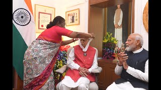 देश के पूर्व उप-प्रधानमंत्री श्री लालकृष्ण आडवाणी जी 'सर्वोच्च नागरिक सम्मान भारत रत्न' से सम्मानित