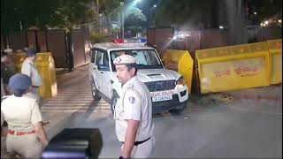 Arvind Kejariwal ko arrest करके ले जाते हुए