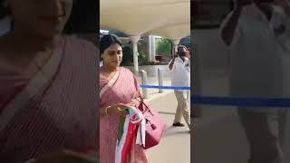 YS Sharmila Royal Walk  | గన్నవరం ఎయిర్పోర్ట్ లో వైఎస్ షర్మిల | @smedia