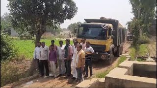 मेरठ के बहसूमा में किसान नेता ने डम्फरो को रोककर किया प्रदर्शन