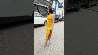 Yellow dress में दिखा actress का hot look