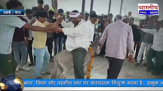 MP : बारिश के लिए टोटका, मुक्तिधाम पर गांव के ही व्यक्ति को गधे पर उल्टा बिठाकर घुमाया। Dhar Dasai