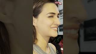 Kriti Sanon को देखते ही कैमरा थाम भागगने लगे Paparazzi #kritisanon