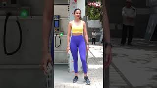 Rakul Preet flaunts her toned body outside gym in Mumbai #rakulpreetsingh