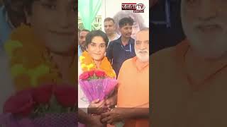 Haryana: भारतीय पहलवान Vinesh Phogat का उनके पैतृक गांव झज्जर में भव्य स्वागत किया गया।