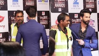 Shahid Kapoor's FUNNY MOMENT With Sweeper At Big Zee Entertainment Awards 2017 Red Carpet