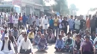 दहेज लोभियों की गिरफ्तारी की मांग को लेकर परिजनों का गुस्सा फूटा