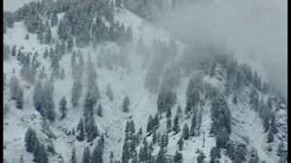 घाटी की पहाड़ियों पर सीजन की पहली बर्फबारी
