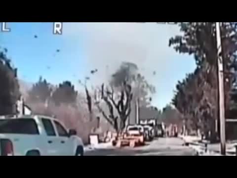 video menakjubkan sebuah rumah meletup dan keping yang terbang melalui udara