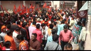 मॉडल्स के भगवा दुपट्टे उतारवाने पर हिंदूवादी संगठनों का प्रदर्शन