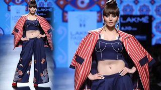 HOT Urvashi Rautela Sizzles On Ramp At Lakme Fashion Week 2017